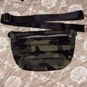 Camo crossbody puffer bag 💚🖤
